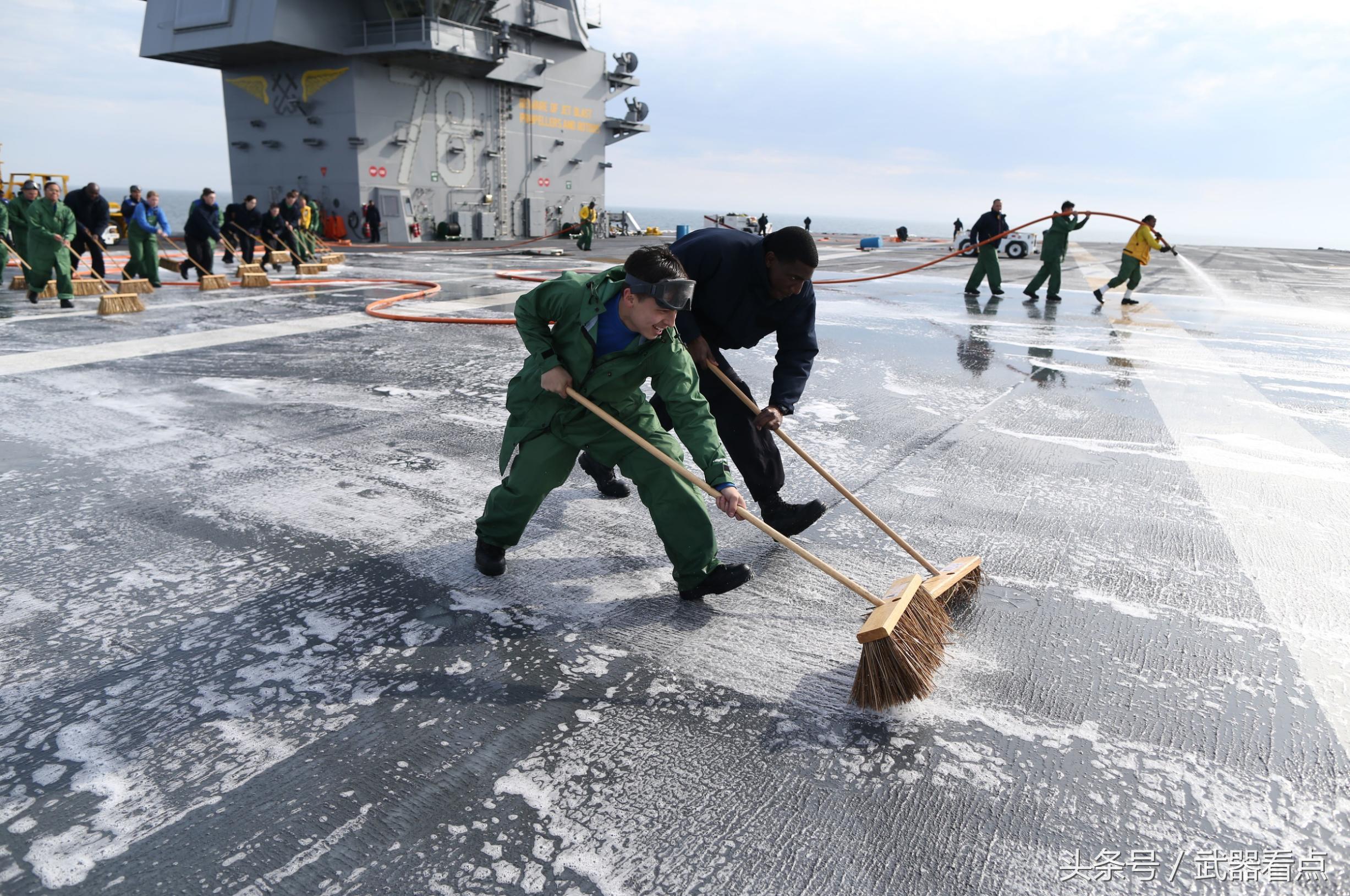 福特號航空母艦內部揭秘，一探艦上生活與工作場景，福特號航空母艦內部探秘，艦上生活與工作場景一覽
