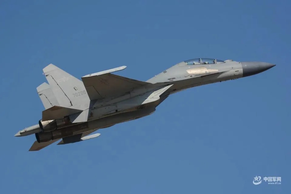 殲-16戰(zhàn)機(jī)作戰(zhàn)半徑達(dá)2000公里，深度解析其技術(shù)特點(diǎn)與作戰(zhàn)能力，深度解析殲-16戰(zhàn)機(jī)技術(shù)特點(diǎn)與作戰(zhàn)能力，作戰(zhàn)半徑達(dá)2000公里，展現(xiàn)超強(qiáng)戰(zhàn)力